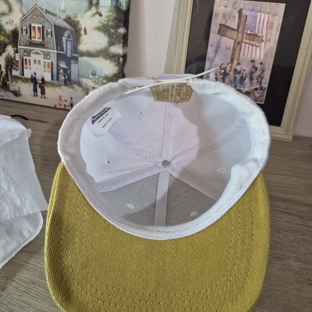 Saint Seiya (Caballeros Del Zodiac)White and Gold Cap with Gold Emblem - Picture 4 of 4